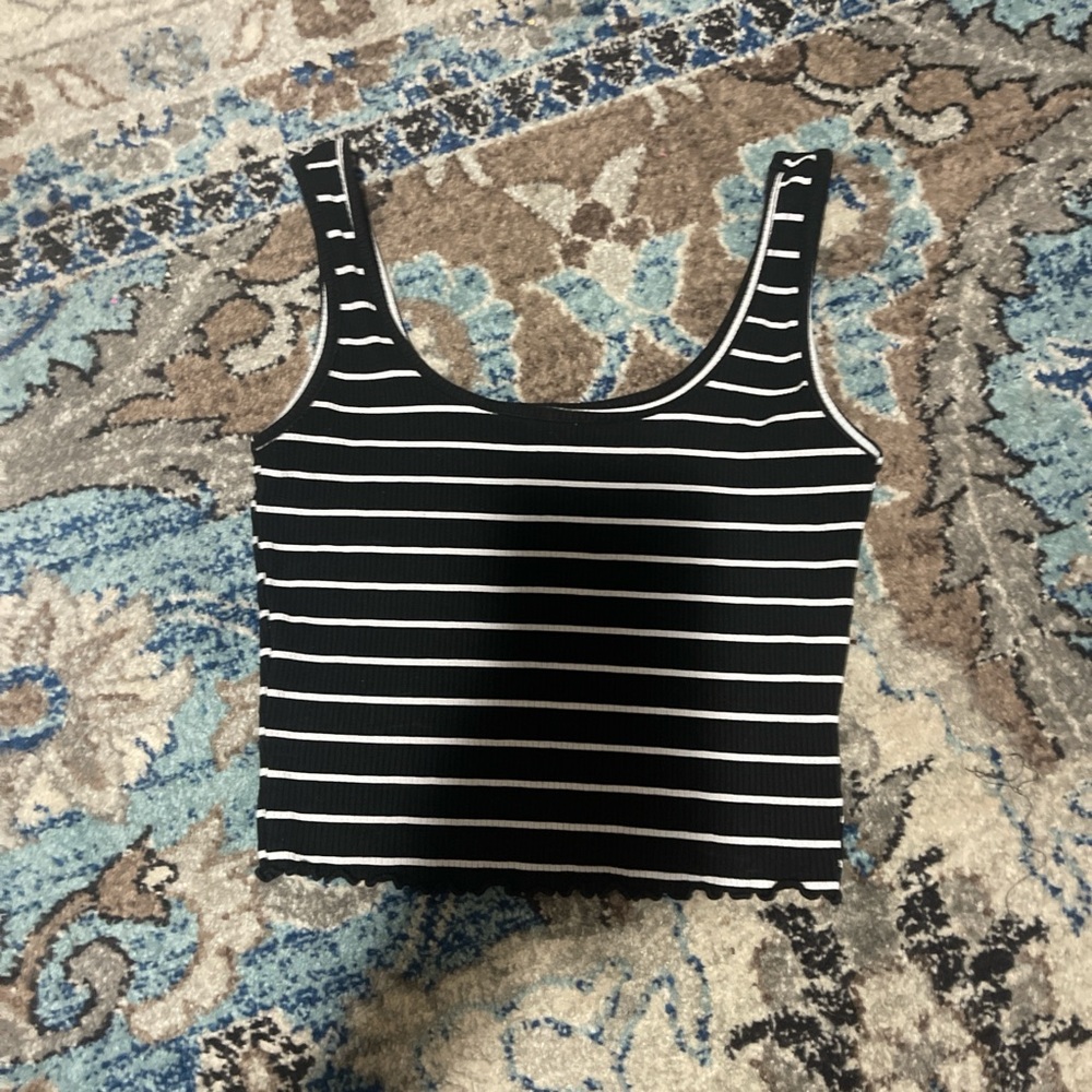 ✨✨✨ Liz & Sarah Cropped Tank Top ✨✨✨
